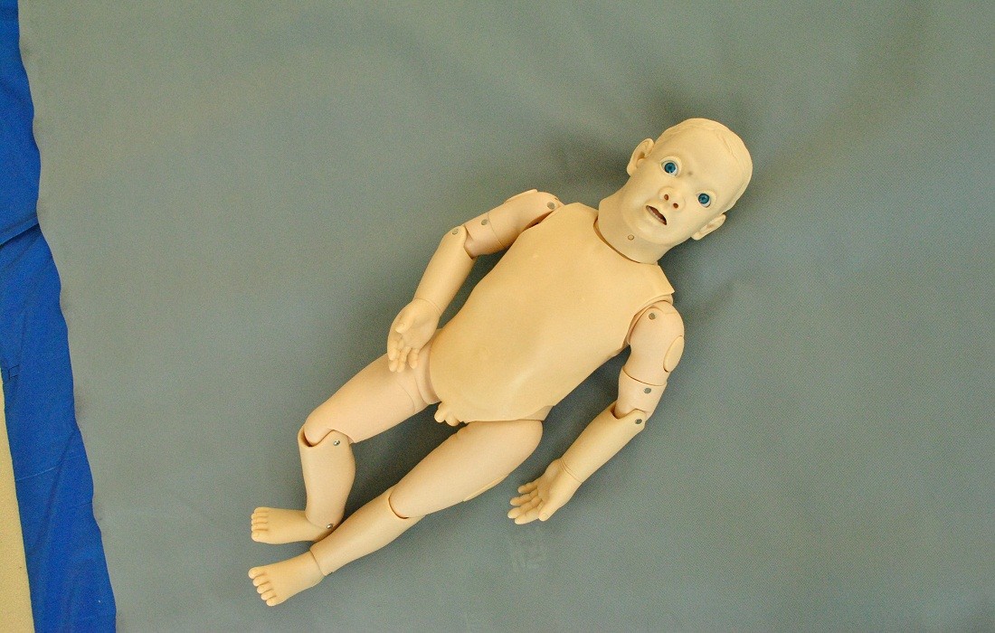 Manequim do bebê com sentimento vazio óbvio/manequim pediatra da simulação