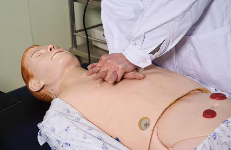 Simulação modelo dos cuidados masculinos de corpo inteiro adultos avançados com CPR, medida de BP